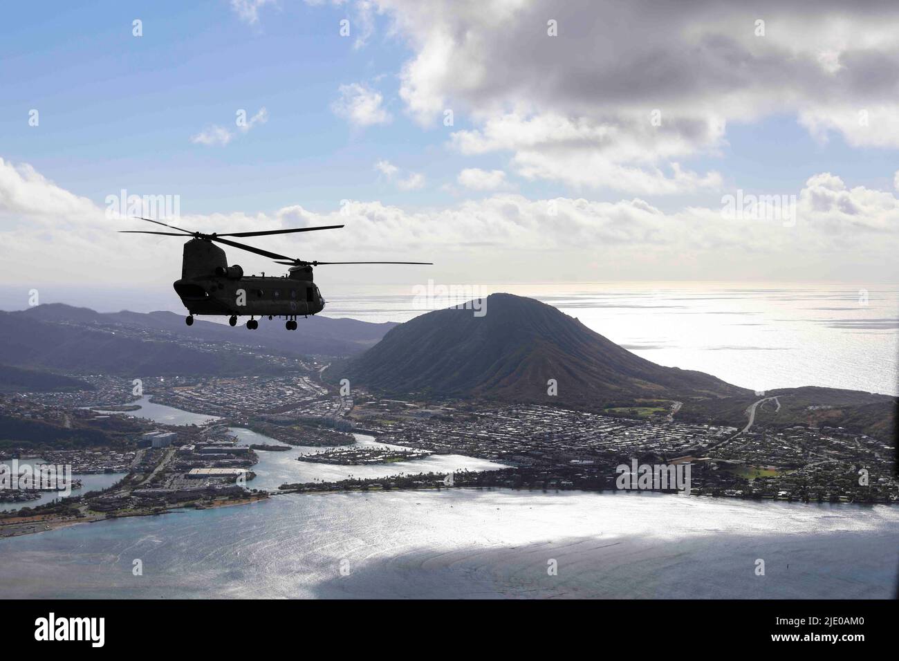 Hilo, Hawaii, USA. 10th June, 2022. U.S. Army CH-47 Chinook helicopter flies over O'ahu while transporting Detachment 1, Golf Company, 1st Battalion, 189th Aviation Regiment and Detachment 1, Golf Company, 3rd Battalion, 126th Aviation Regiment Soldiers to a training location at Hilo, Hawaii, June 10, 2022. The Hawaii Army National Guard Soldiers planned to participate in a multi-day training exercise involving flight operations, weather forecasting, maintenance, fuelers, flight medics, flight crew chief, and pilots. Credit: U.S. Army/ZUMA Press Wire Service/ZUMAPRESS.com/Alamy Live News Stock Photo