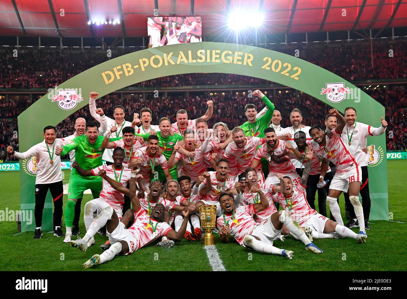 RB Leipzig wins the DFB Cup final, team photo under the winning arch, 79th DFB Cup final, Olympiasstadion, Berlin, Germany Stock Photo