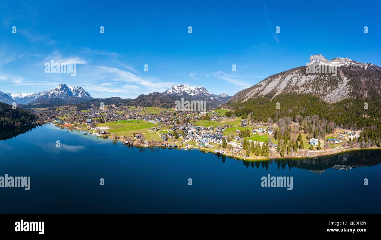 Altaussee at the lake Altausseer See in the Salzkammergut, Styria. View to Hoher Sarstein and Loser mountains. Stock Photo