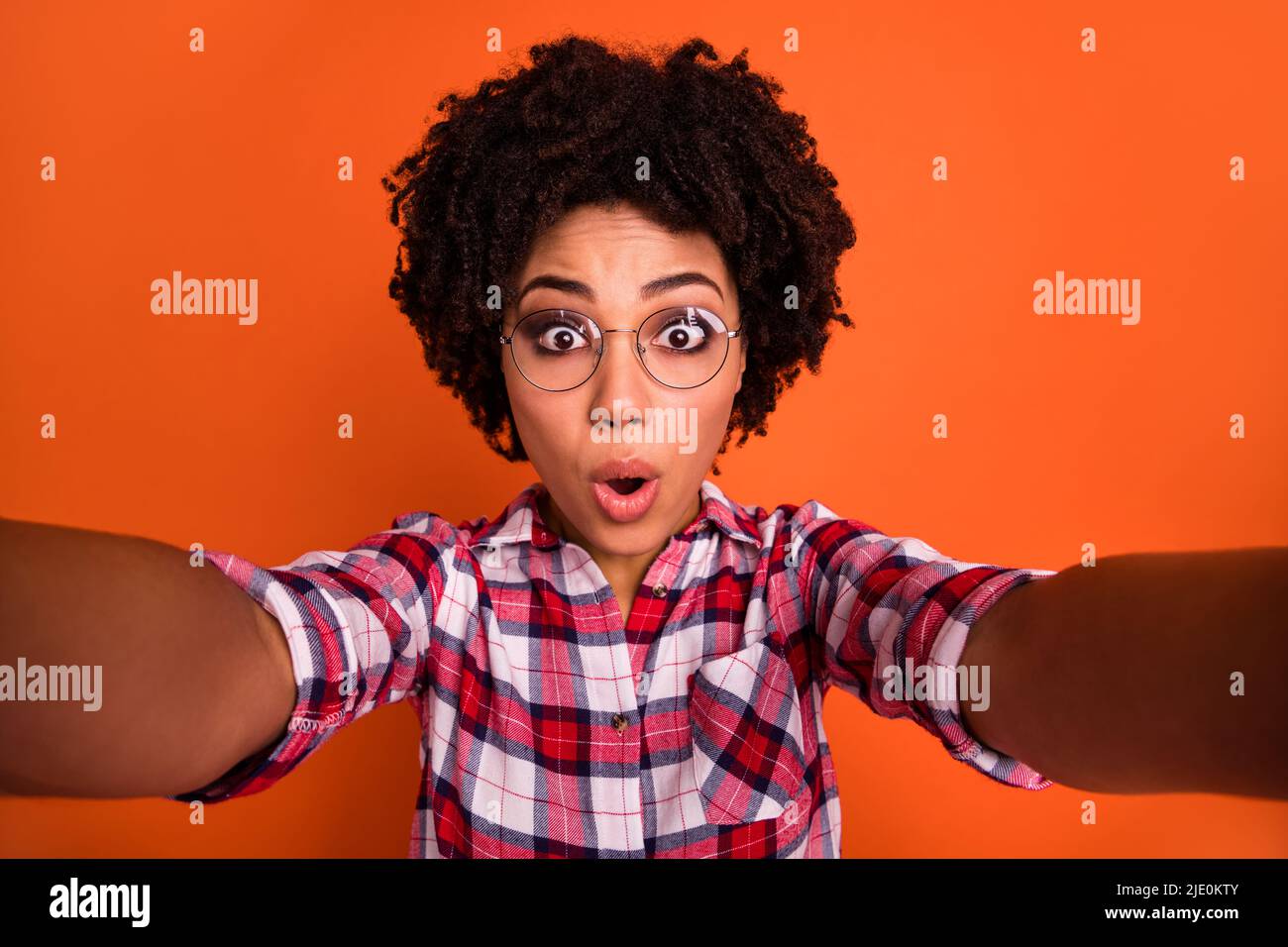  Photo of impressed lady make selfie pouted lips stare speechless ...