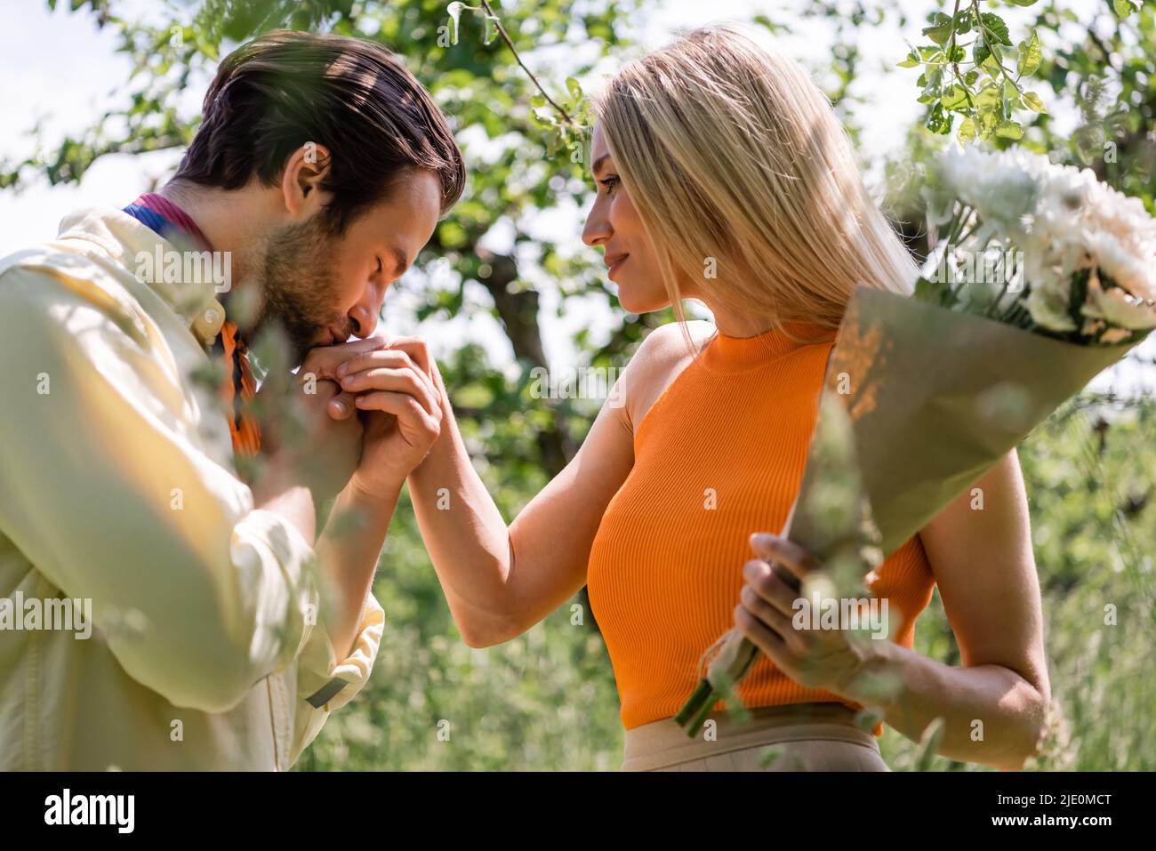 Profile man kissing young hi-res stock photography and images - Alamy