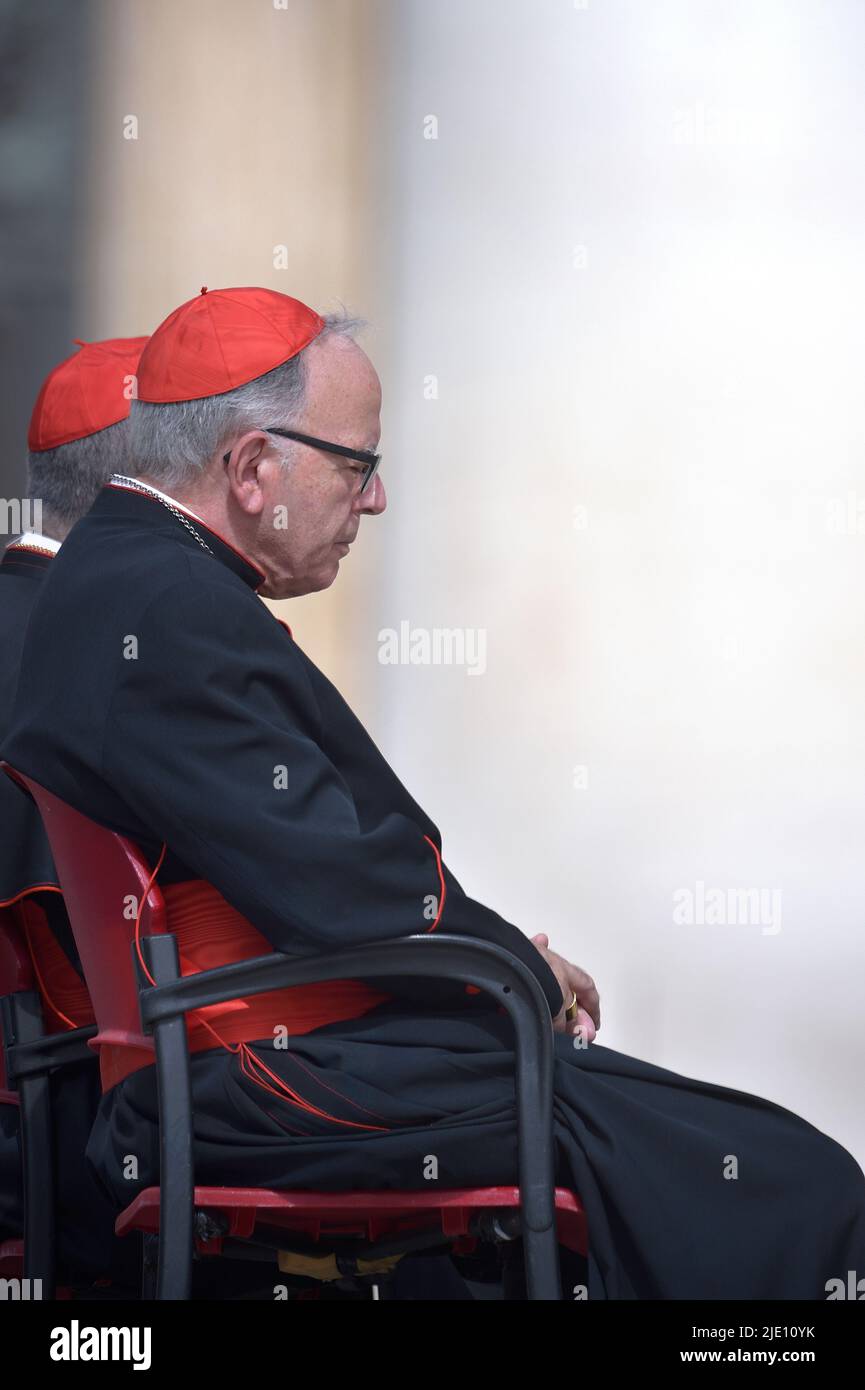 Vatican City State, Vatikanstadt. 22nd June, 2022. Cardinal Manuel Jose Macario do Nascimento Clemente.Pope Francis during a weekly general audience at Saint Peter's square on June 22, 2022 Credit: dpa/Alamy Live News Stock Photo