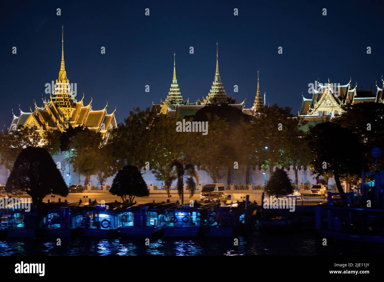 Evening view of the Grand Palace Wat Phra Keaw from the Chao Phraya river in Bangkok, Thailand Stock Photo
