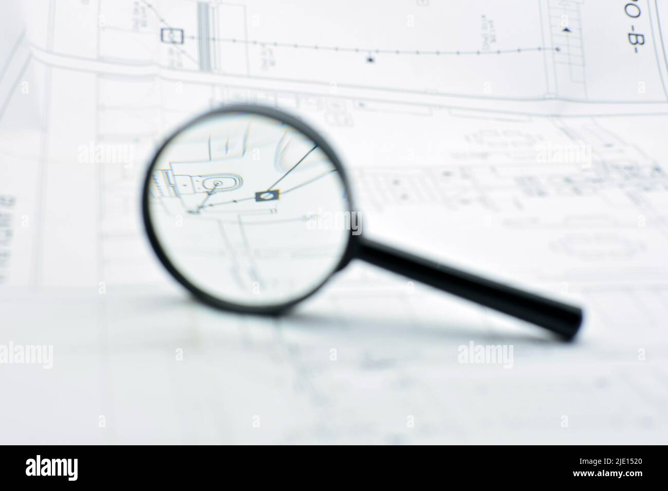 Plano de arquitectura mirado con  lupa Stock Photo