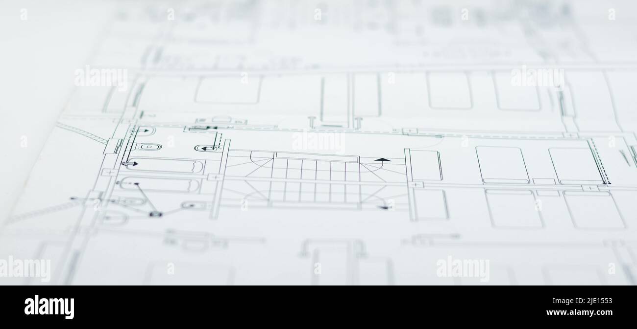 Detalle de planos de arquitectura enrollados y abiertos sobre una mesa Stock Photo