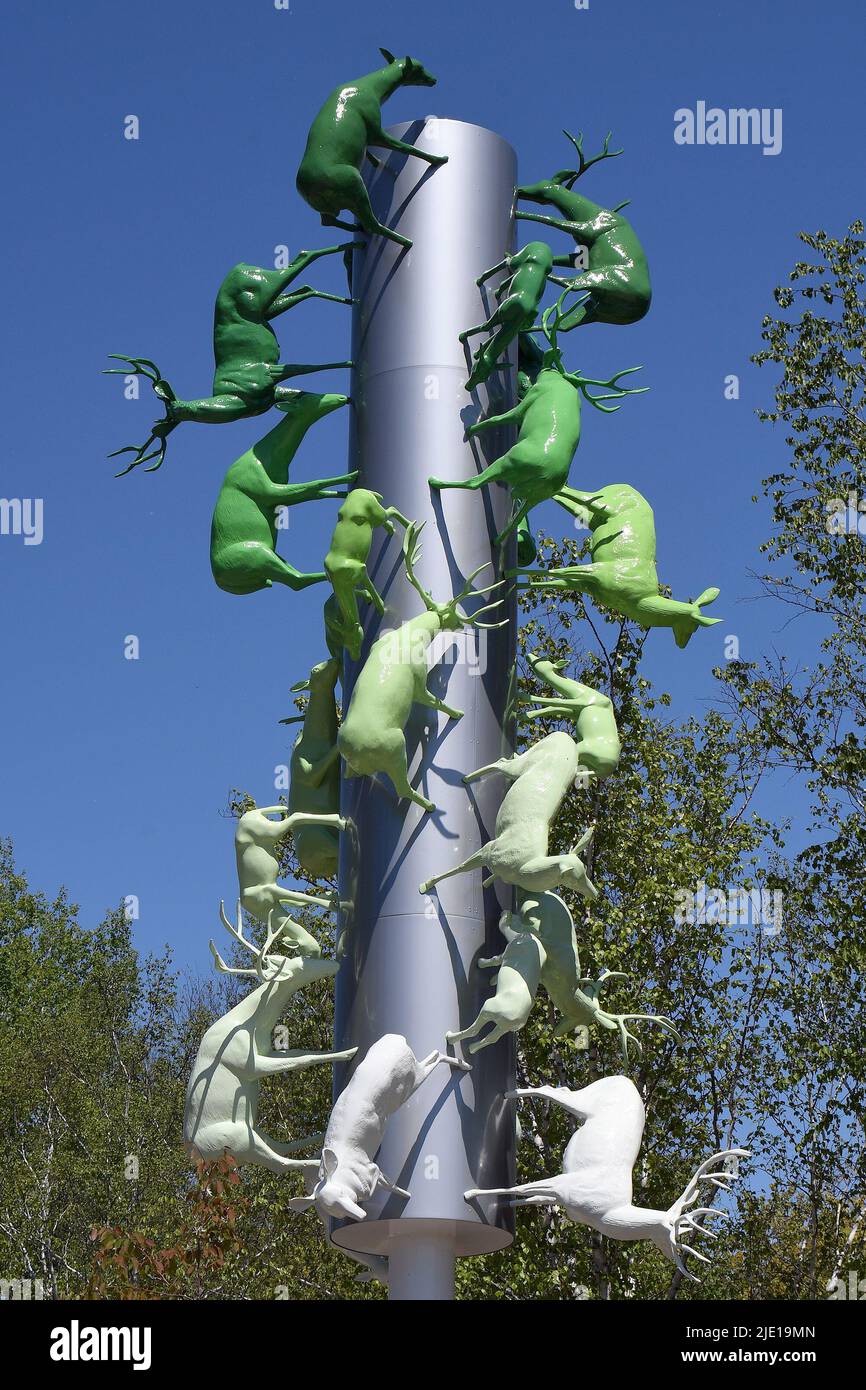 ANIMAL SCULPTURES ON WELCOMING POLE AT St.FELICIEN ZOO, CANADA. Stock Photo