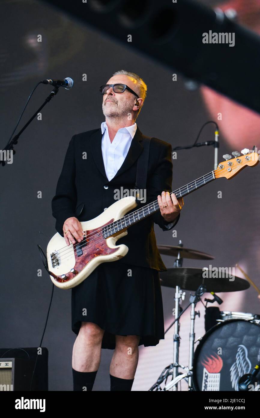 Glastonbury, UK. 24th June, 2022. UK. Friday, Jun. 24, 2022. Nick Seymour of Crowded House performing on the Pyramid Stage during the Glastonbury Festival Worthy Farm . Picture by Credit: Julie Edwards/Alamy Live News Stock Photo