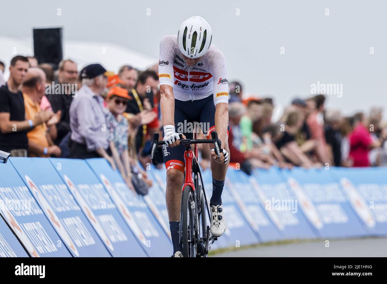 Drenthe, Netherlands. 24th June 2022. EMMEN - Cyclist Daan Hoole is second during the Dutch National Championships Cycling in Drenthe. ANP BAS CZERWINSKIA Credit: ANP/Alamy Live News Stock Photo