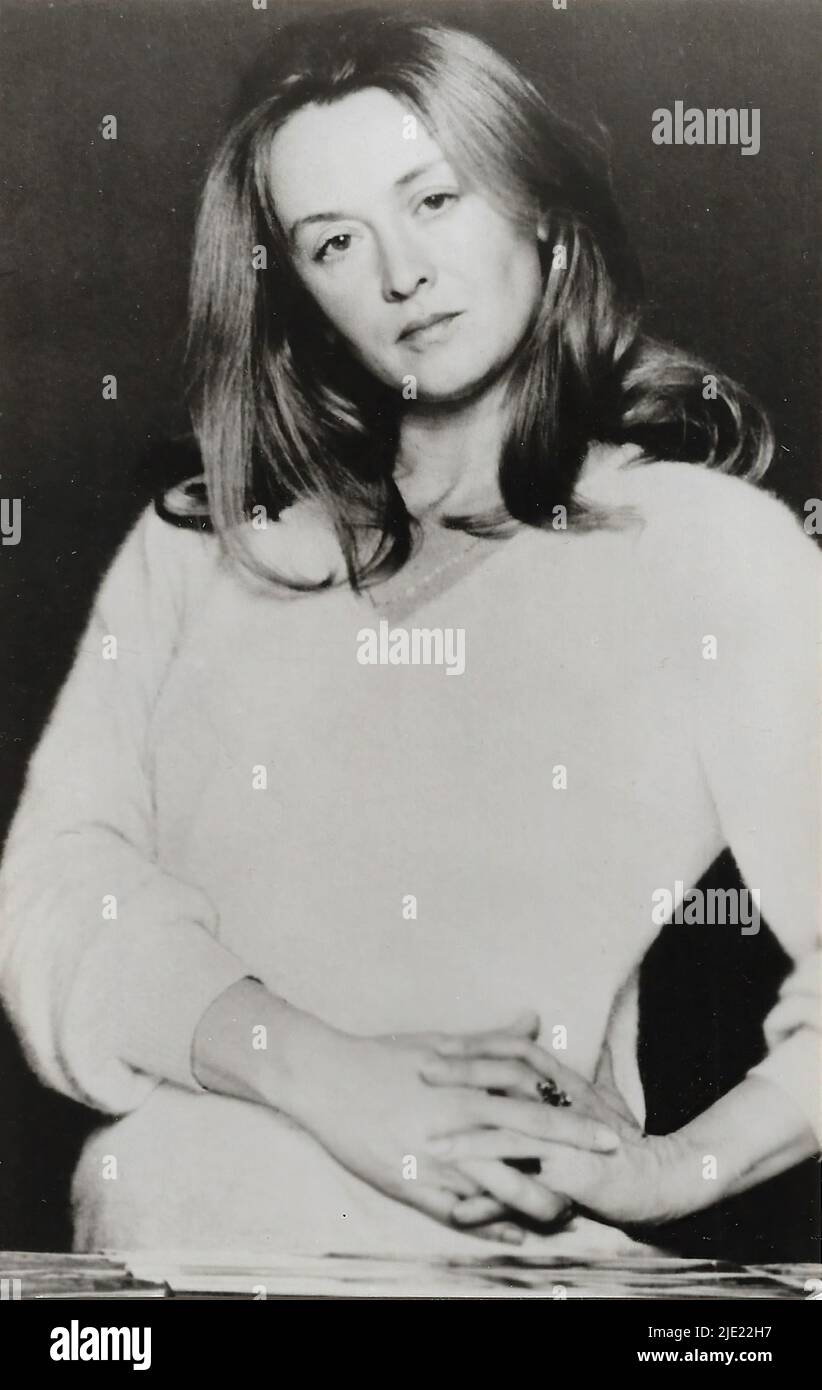 Anna Zhimskaya jinsiy aloqa sahnalarida Kechki koylak va paypoq bilan siktiring