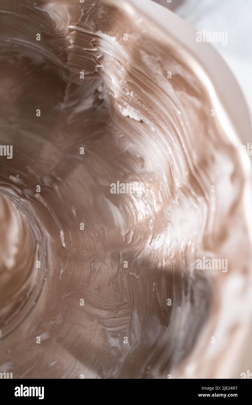 Greasing metal bundt cake pan to red velvet bundt cake with cream