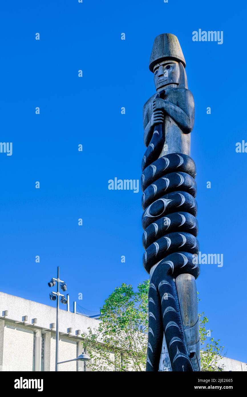 Musqueam Post carved by artist, Brent Sparrow Jr., the post tells an origin story of the Musqueam peoples involving a two-headed serpent, University o Stock Photo