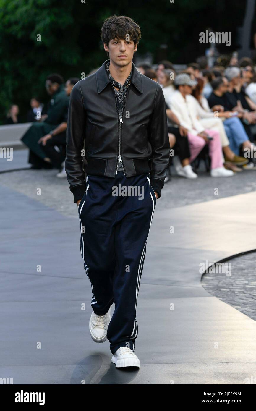 Paris, Frankreich. 23rd June, 2022. AMI - Alexandre Mattiussi SS23 runway  during Paris Fashion Week Menswear on June 2022 - Paris, France. 23/06/2022  Credit: dpa/Alamy Live News Stock Photo - Alamy