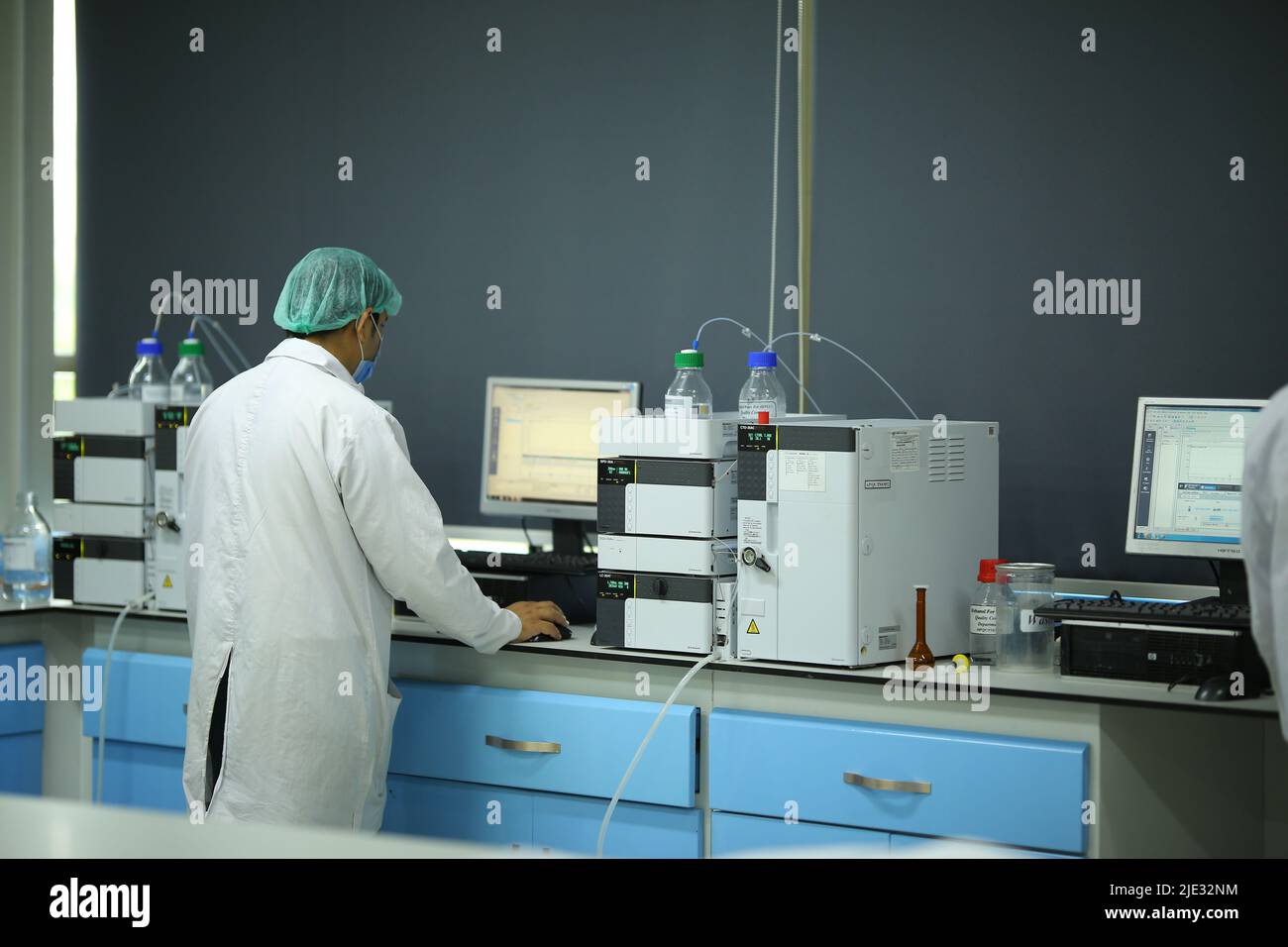 Medical lab testing hi-res stock photography and images - Alamy
