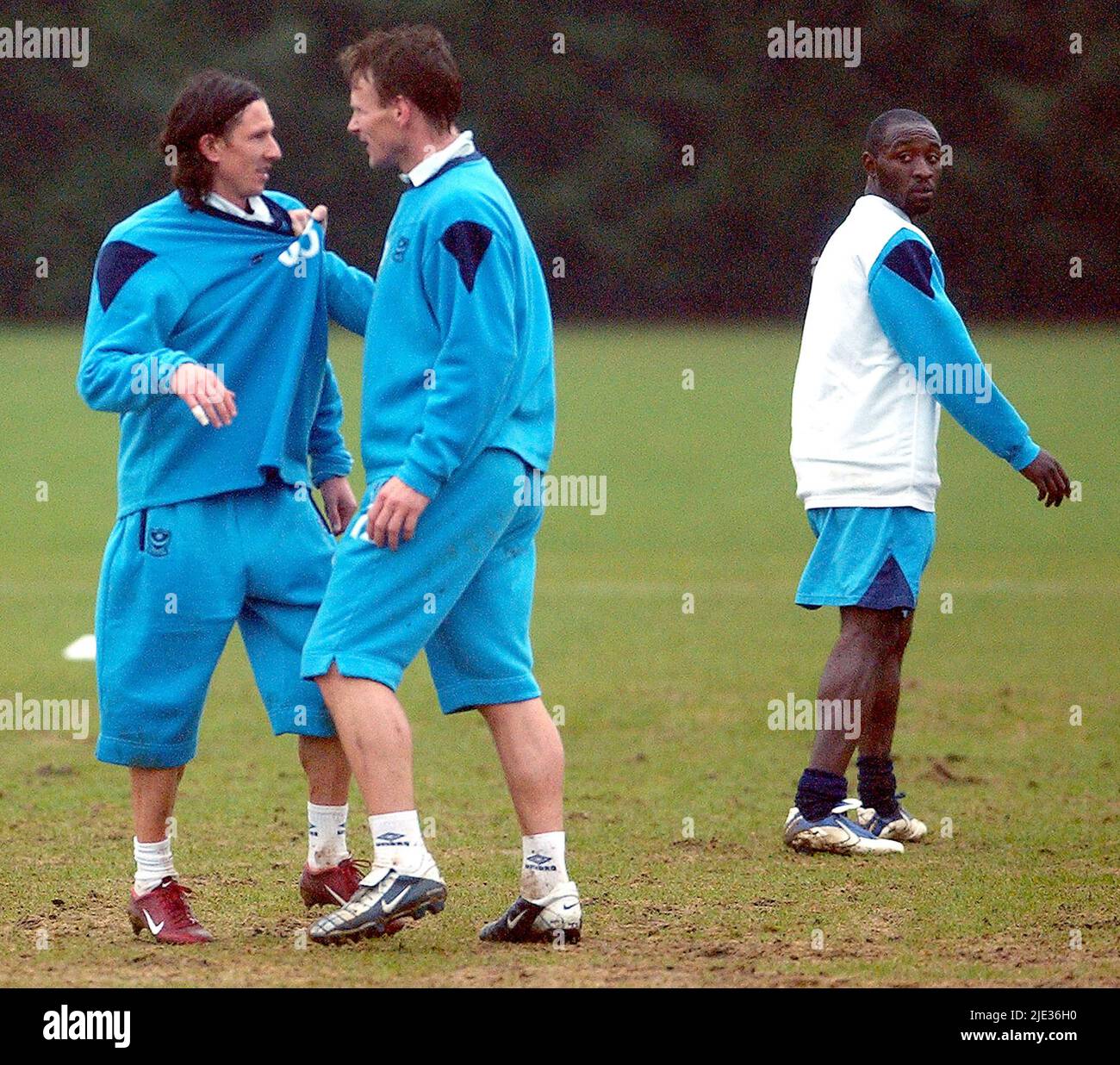 PORTSMOUTH'S NEW SIGNING LUA LUA LOOKS ON AS TEDDY SHERINGHAM AND ALEXEI SMERTIN DISCUSS TRAINING. PIC MIKE WALKER, 2004 Stock Photo