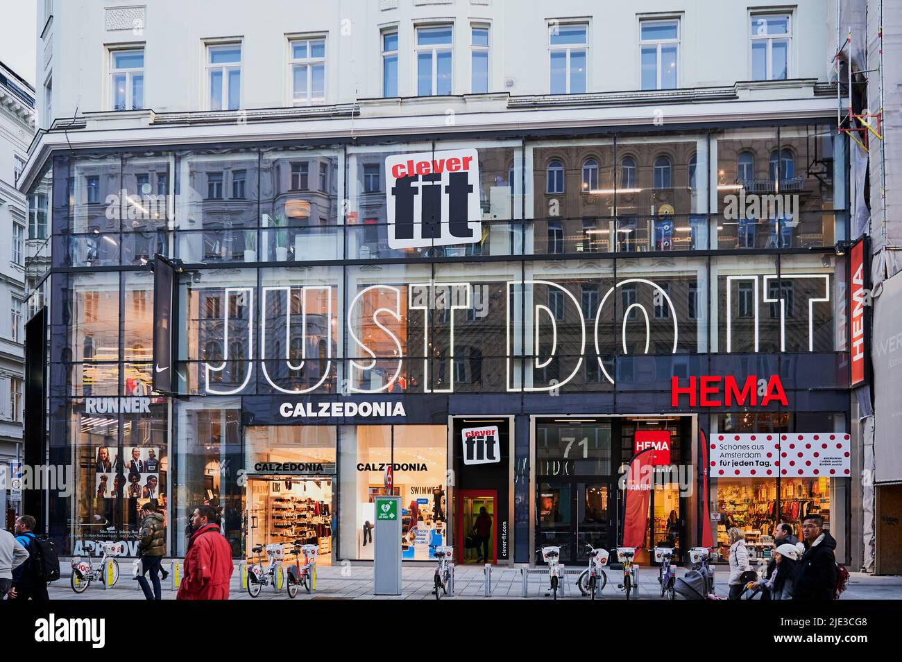 Nike shop front hi-res stock photography and images - Alamy