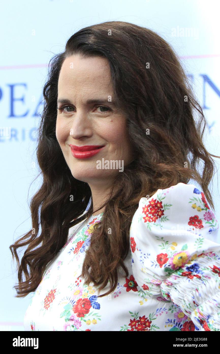 Elizabeth reaser american crime story hi-res stock photography and ...
