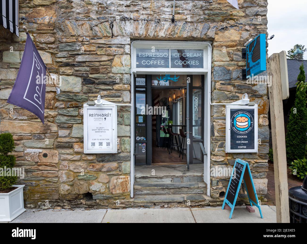 BLOWING ROCK, NC, USA-20 JUNE 2022: Entrance for Reinhardt Rooms and the Blue Deer Cookies shop.  Signs and view to interior. Stock Photo