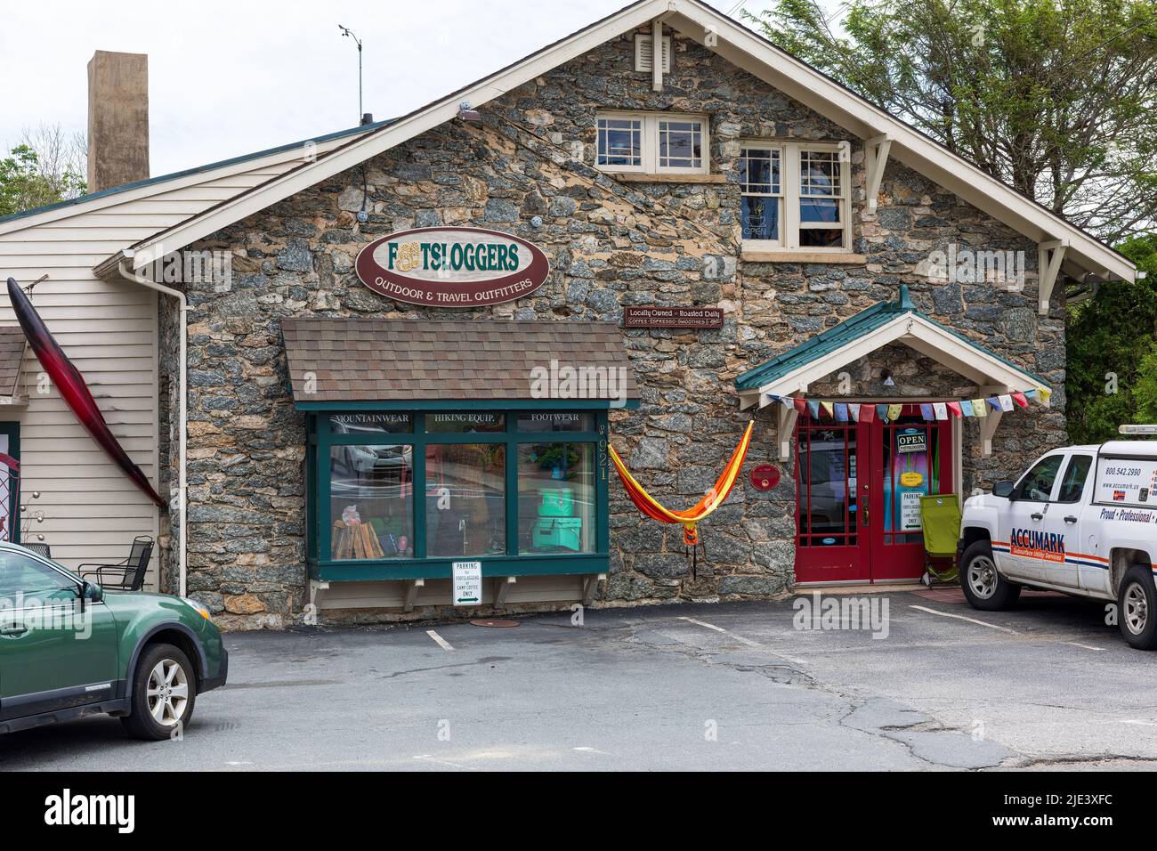 BLOWING ROCK, NC, USA-20 JUNE 2022: Footsloggers OUtdoor and Travel Outfitters, building and sign. Stock Photo