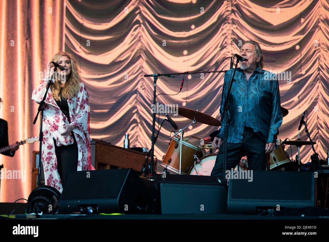 Glastonbury, UK. 24th June 2022. Robert Plant and Alison Krauss perform on the Pyramid stage at Glastonbury Festival, at Worthy Farm in Somerset. Picture date: Friday June 24, 2022. Photo credit should read: David Jensen/Empics/Alamy Live News Stock Photo