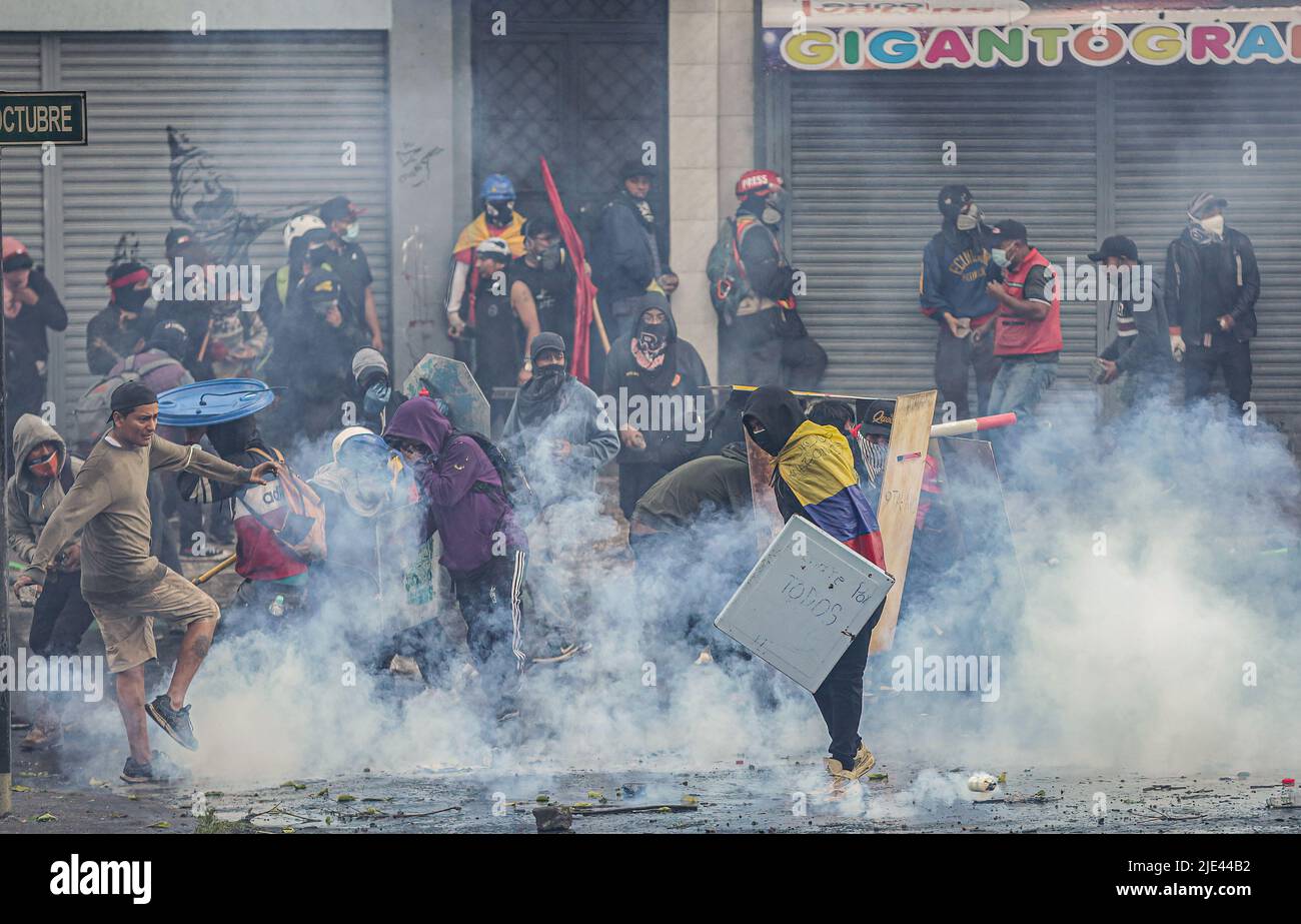 Quito, Ecuador. 23rd June, 2022. Protesters throw back teargas ...