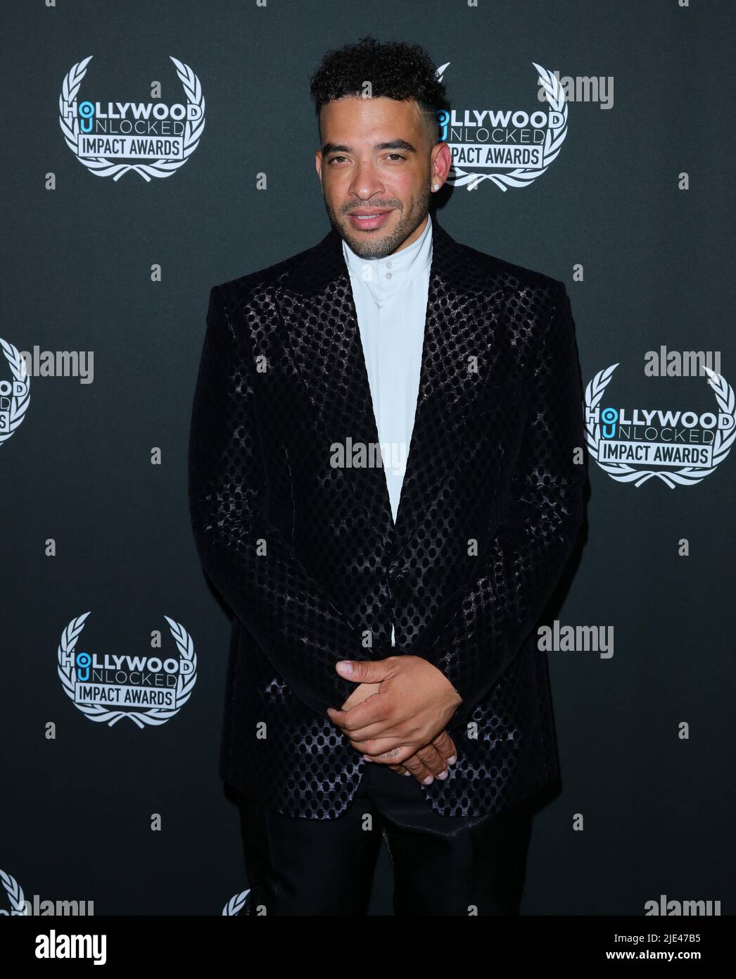 Jason Lee arrives at The Second Annual Hollywood Unlocked Impact Awards  held at The Beverly Hilton