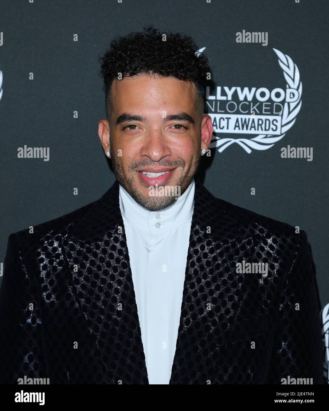 Jason Lee arrives at The Second Annual Hollywood Unlocked Impact Awards