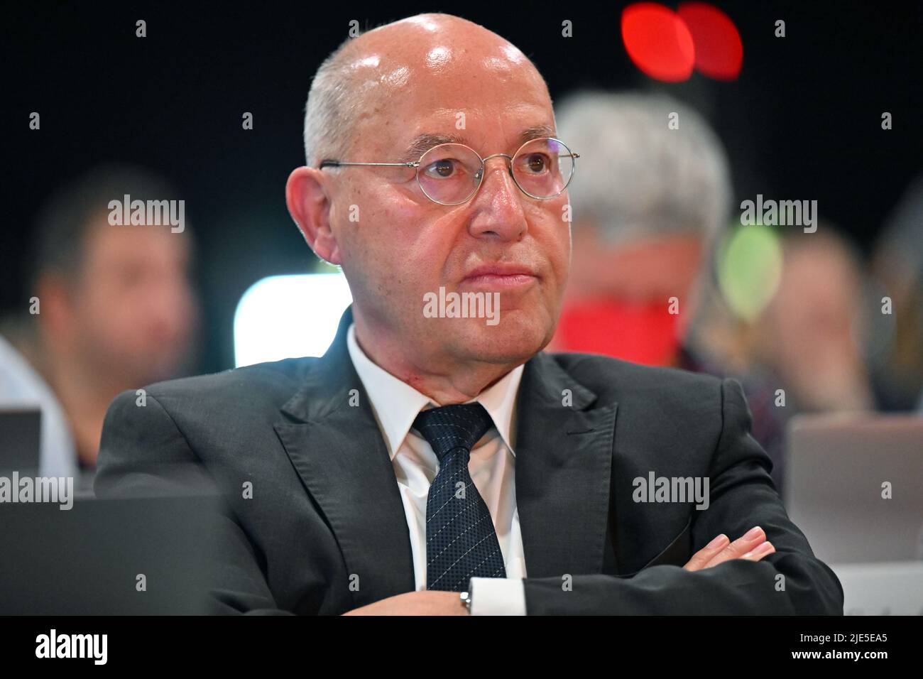 Erfurt, Germany. 25th June, 2022. Gregor Gysi (Die Linke), member of the Bundestag, watches the proceedings at the federal party conference of the Left Party at the Erfurt Exhibition Center. On the second day of the federal party conference in Erfurt, not only the dual leadership but also the entire executive board is to be reappointed. Credit: Martin Schutt/dpa/Alamy Live News Stock Photo