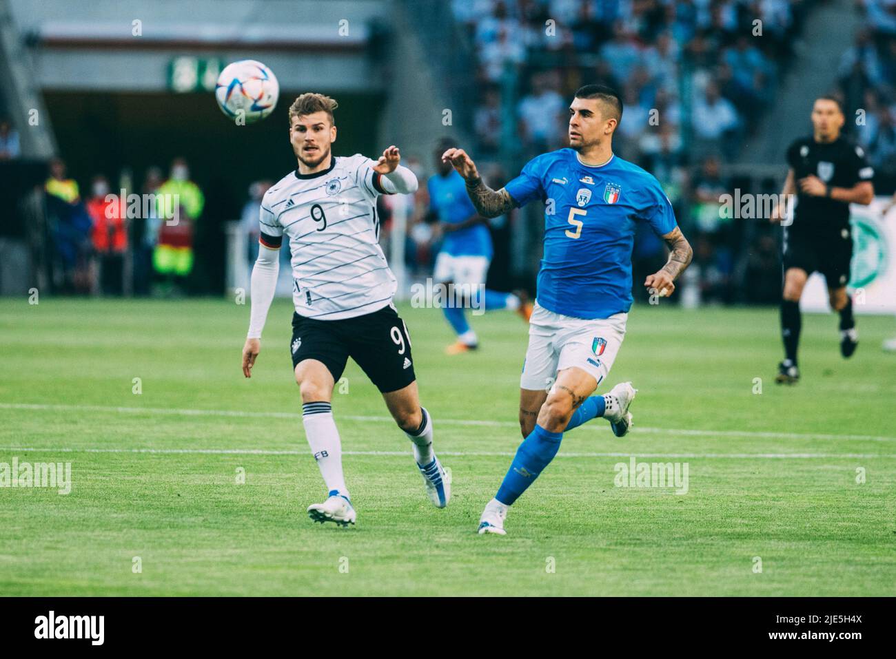 Mönchengladbach, Borussia-Park, 14.06.22: Timo Werner (L) (Germany) against Gianluca Mancini (italy) beim Länderspiel zwischen Deutschland vs. Italien Stock Photo