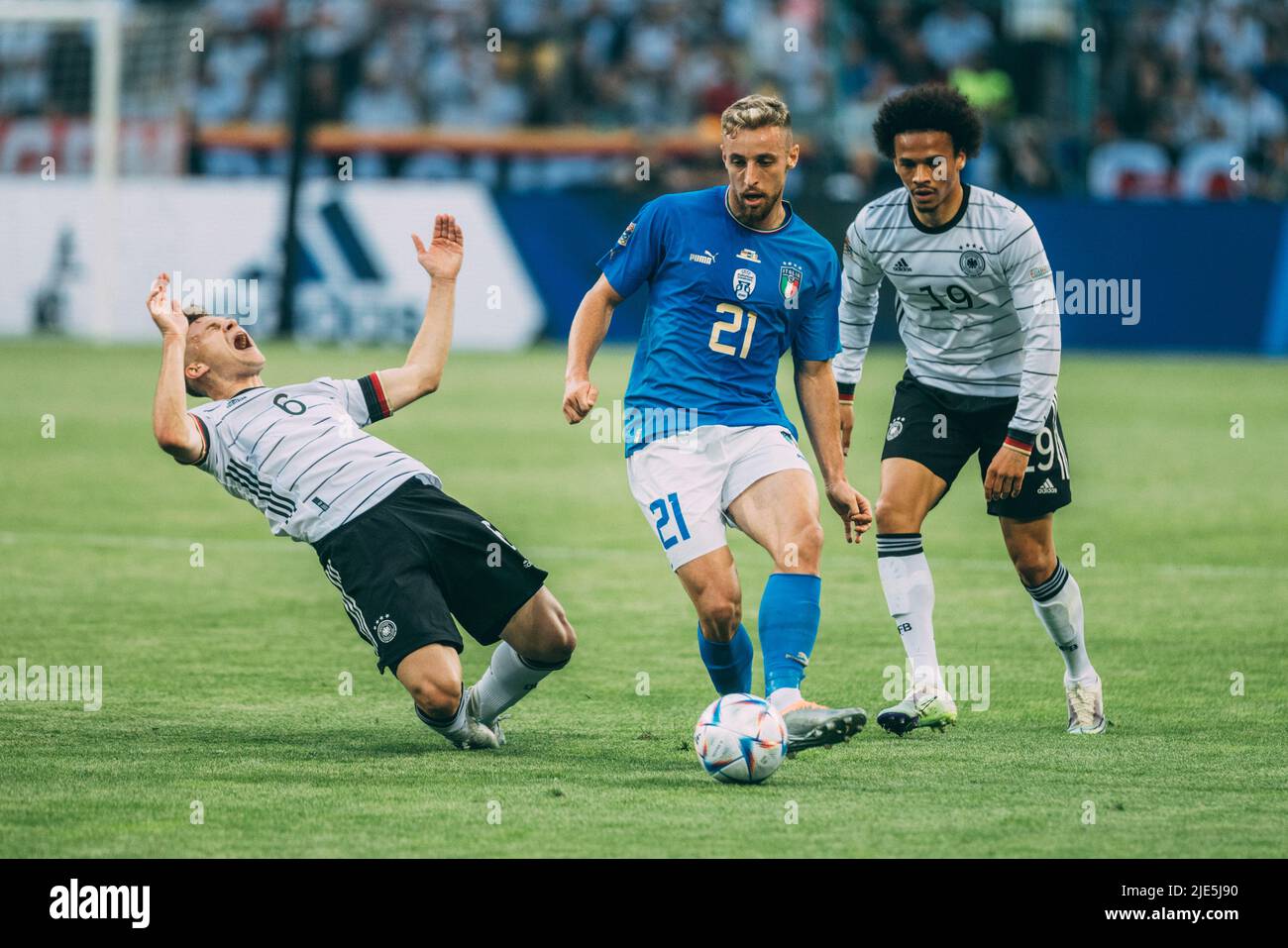 Mönchengladbach, Borussia-Park, 14.06.22: David Frattesi (R) (Italy) gegen Joshua Kimmich (L) (Germany) beim Länderspiel zwischen Deutschland vs. Ital Stock Photo