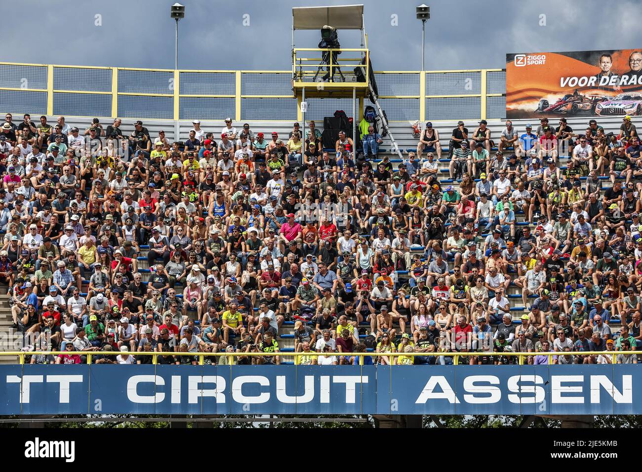 ASSEN - Atmospheric image of the public during the qualifying training sessions on June 25, 2022 at the TT circuit of Assen, the Netherlands. ANP VINCENT JANNINK Stock Photo