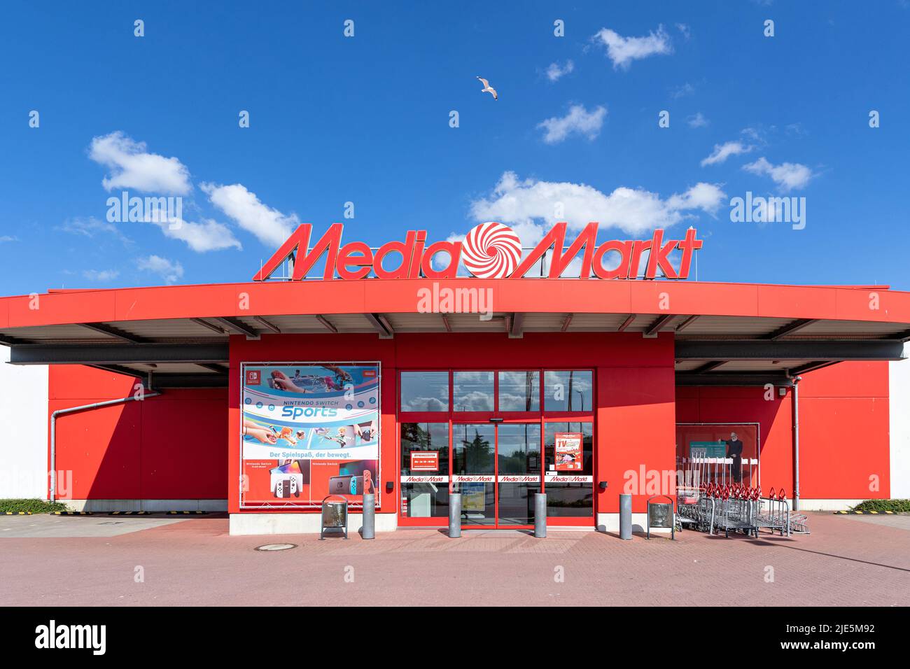 AMSTERDAM, NETHERLANDS - JULY 8, 2017: People walk by Media Markt store in  Amsterdam. Media Markt is the largest consumer electronics store chain in E  Stock Photo - Alamy