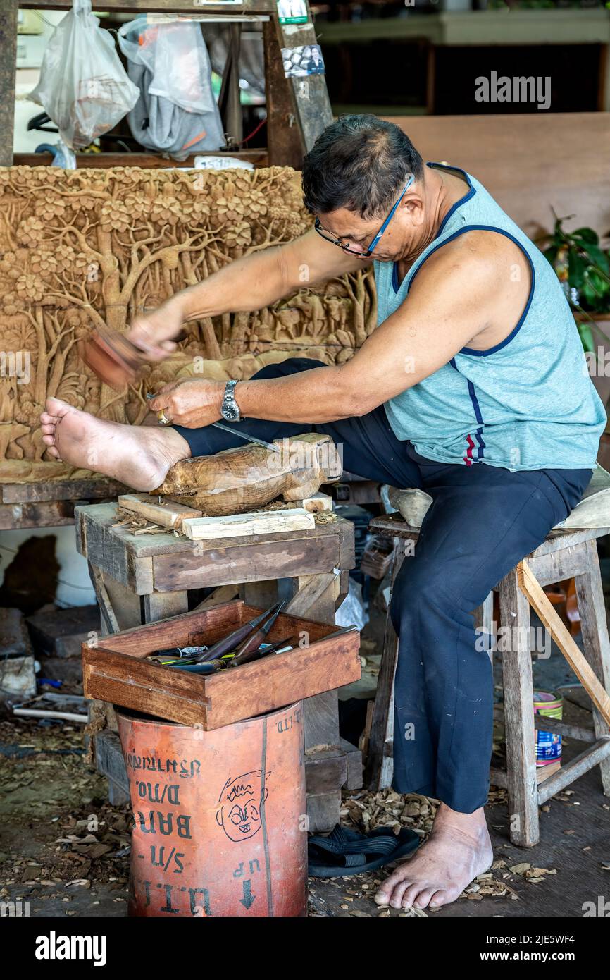 Carving wood hi-res stock photography and images - Alamy