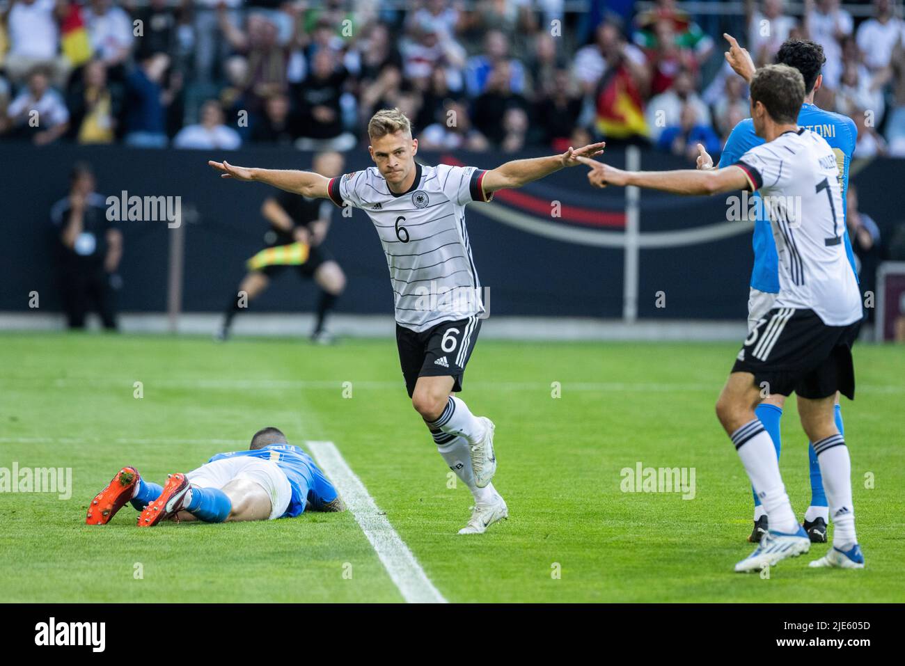 Mönchengladbach, Borussia-Park, 14.06.22: Joshua Kimmich (Deutschland) schiesst das 1:0 Tor und jubelt beim Länderspiel zwischen Deutschland vs. Itali Stock Photo