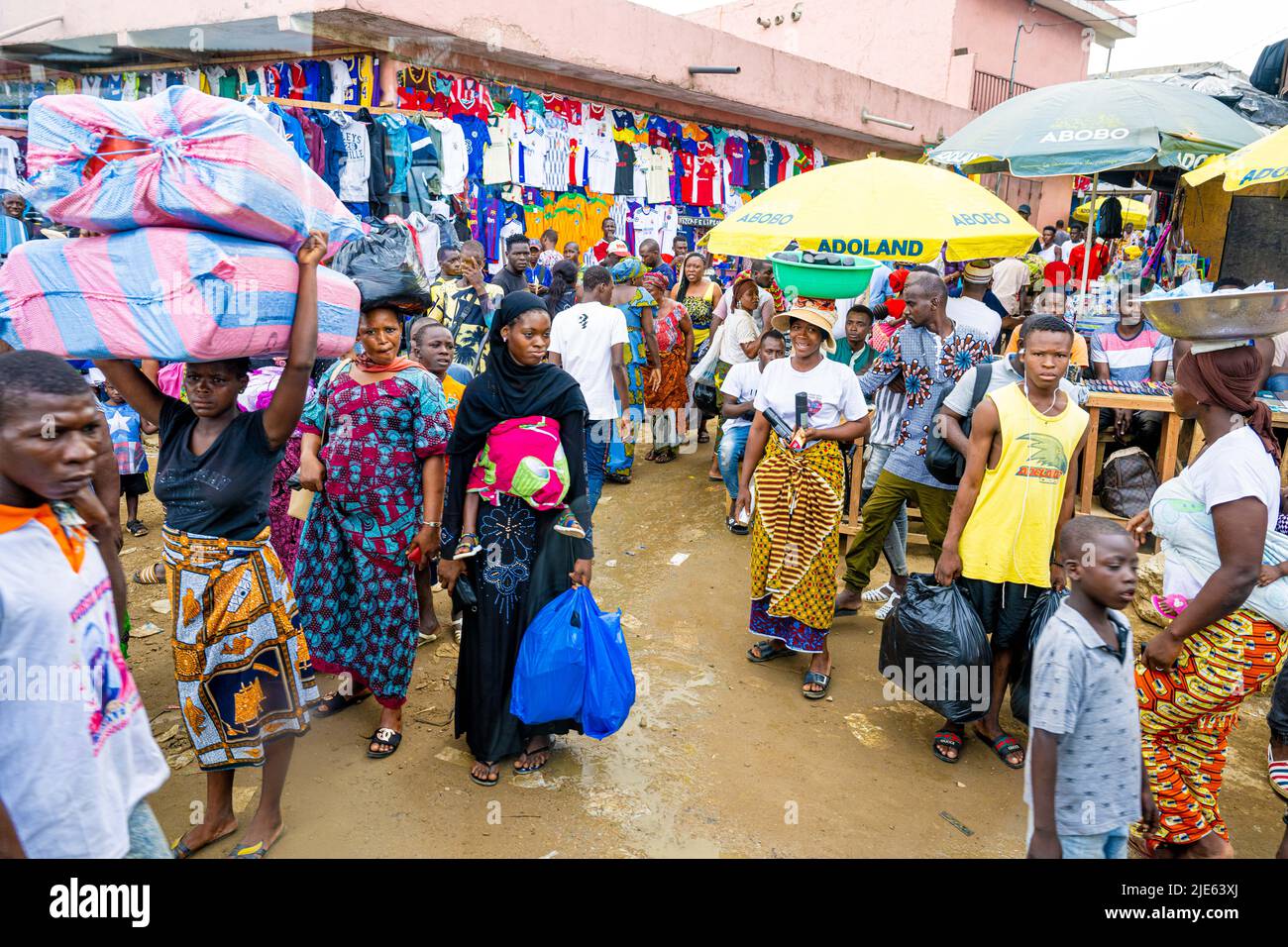 Daily life, people on the streets in Ivory Coast, Cote d'Ivoire, de