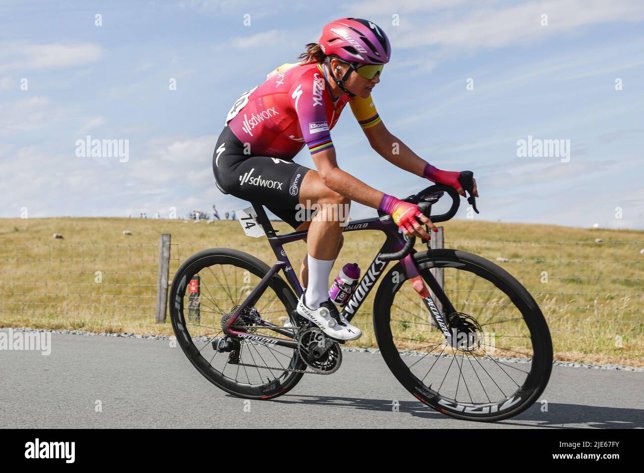 2022-06-25 16:25:36 EMMEN - Cyclist Chantal van den Broek-Blaak in action  during the National Championships Cycling in Drenthe. ANP BAS CZERWINSKI  netherlands out - belgium out Stock Photo - Alamy