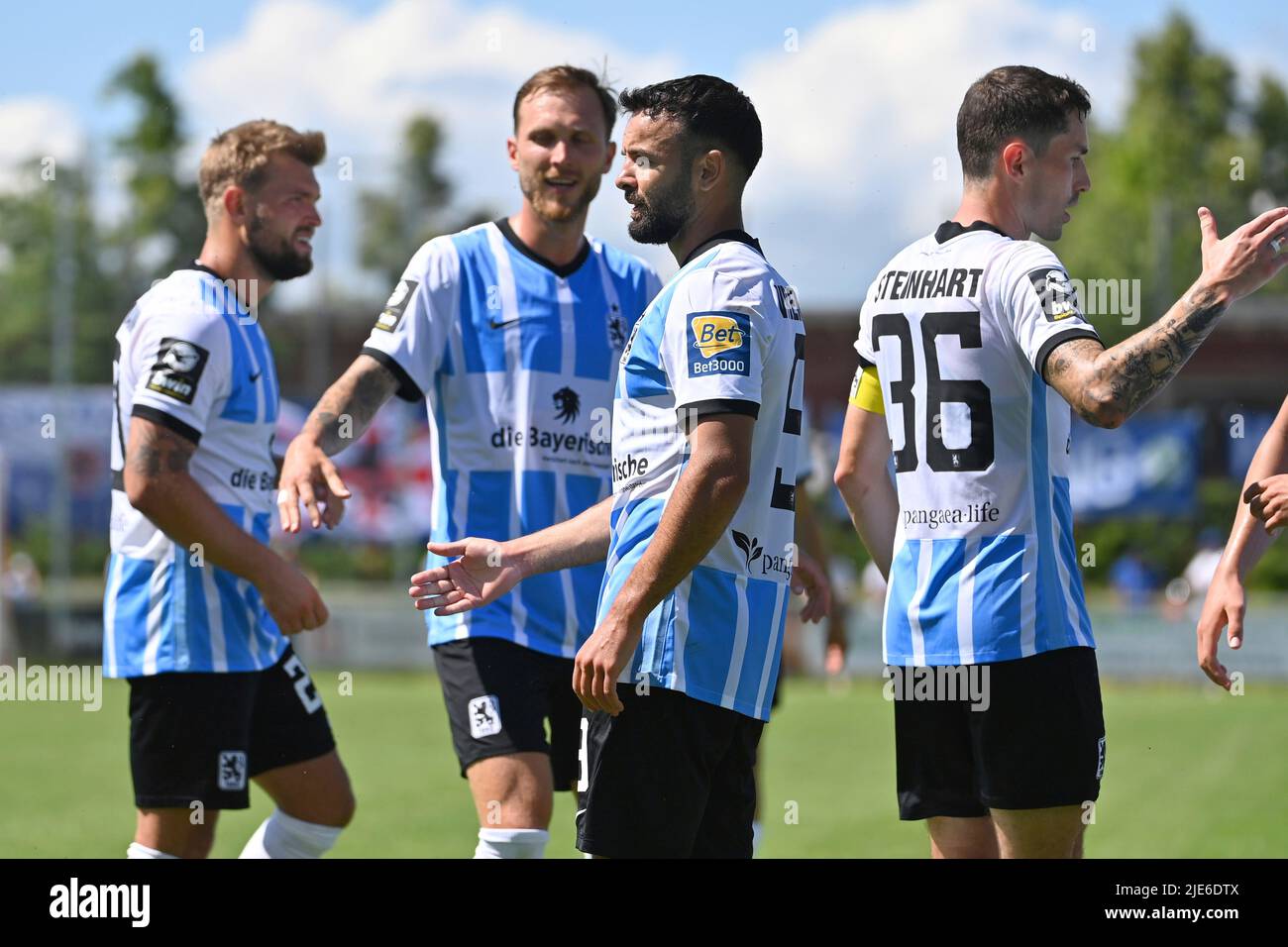 from right: MARCEL BAER (1860 MUENCHEN), YANNICK DEICHMANN (1860 MUENCHEN),  action, duels versus KENNETH SCHMIDT (SC FREIBURG II). Soccer 3rd league,  Liga3, TSV Munich 1860-SC Freiburg II 6-0 on 10/30/2021 in Muenchen