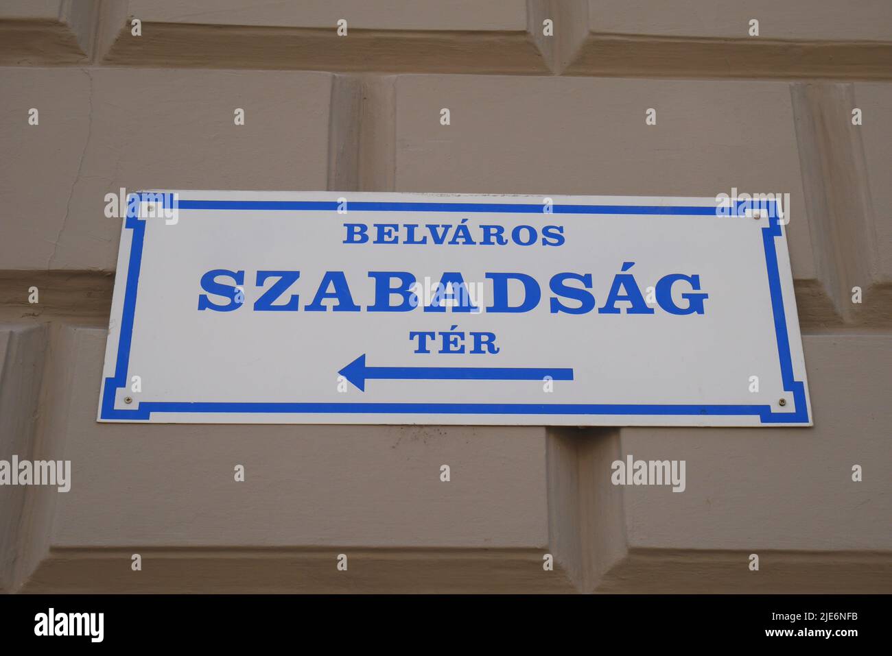 Road sign pointing to Szabadsag ter, Szabadsag Square, Kecskemet, Hungary Stock Photo