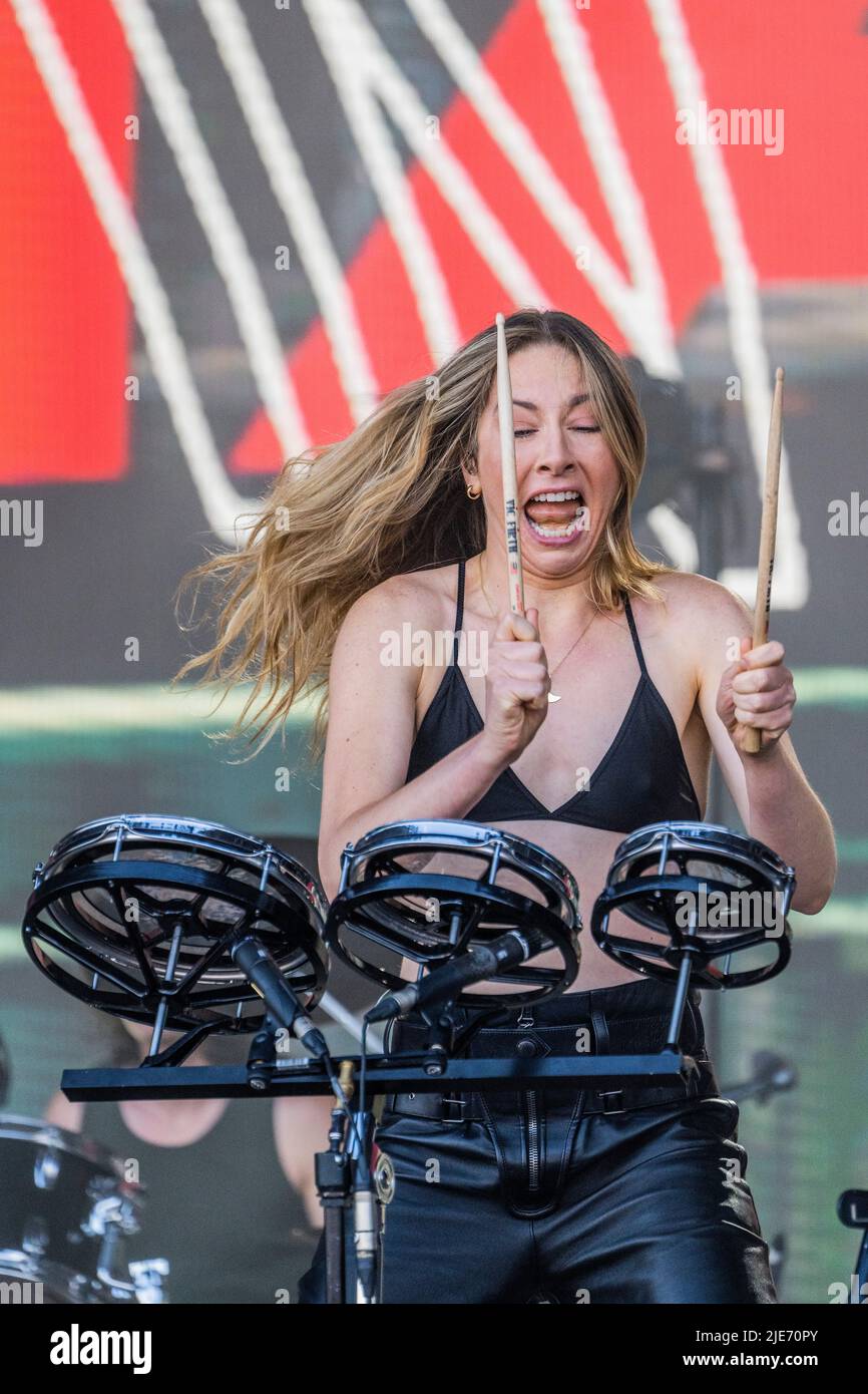 Glastonbury, UK. 25th June, 2022. Haim play the Pyramid Stage - The ...