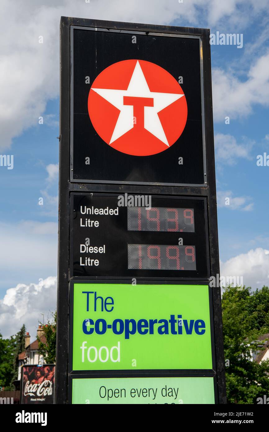 maidenhead-berkshire-uk-25th-june-2022-petrol-prices-at-a-texaco