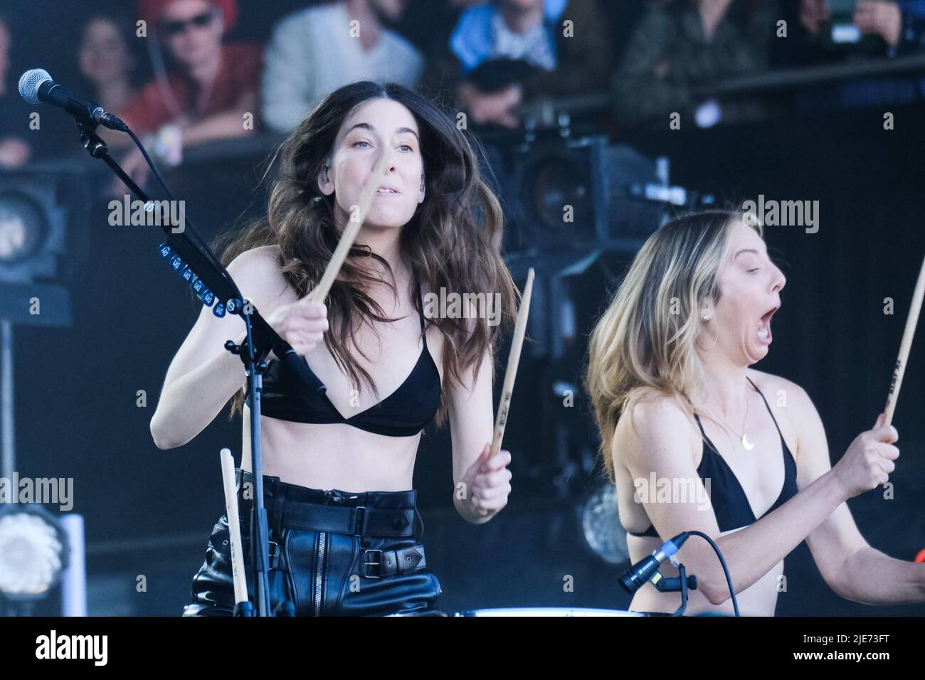 UK. 25th June, 2022. UK. Saturday, Jun. 25, 2022. Sisters Danielle Haim