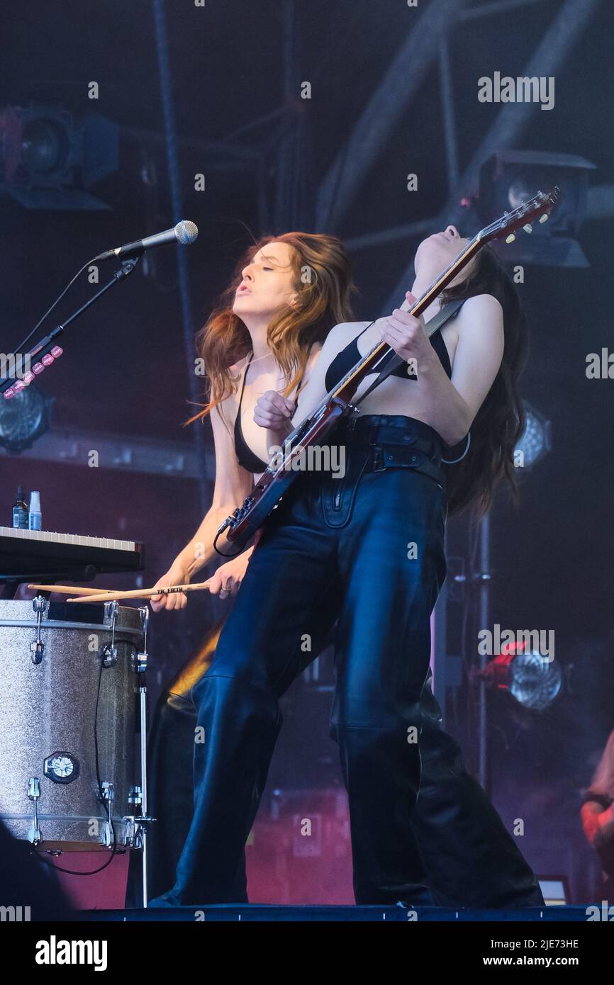 UK. 25th June, 2022. UK. Saturday, Jun. 25, 2022. Sisters Alana Haim