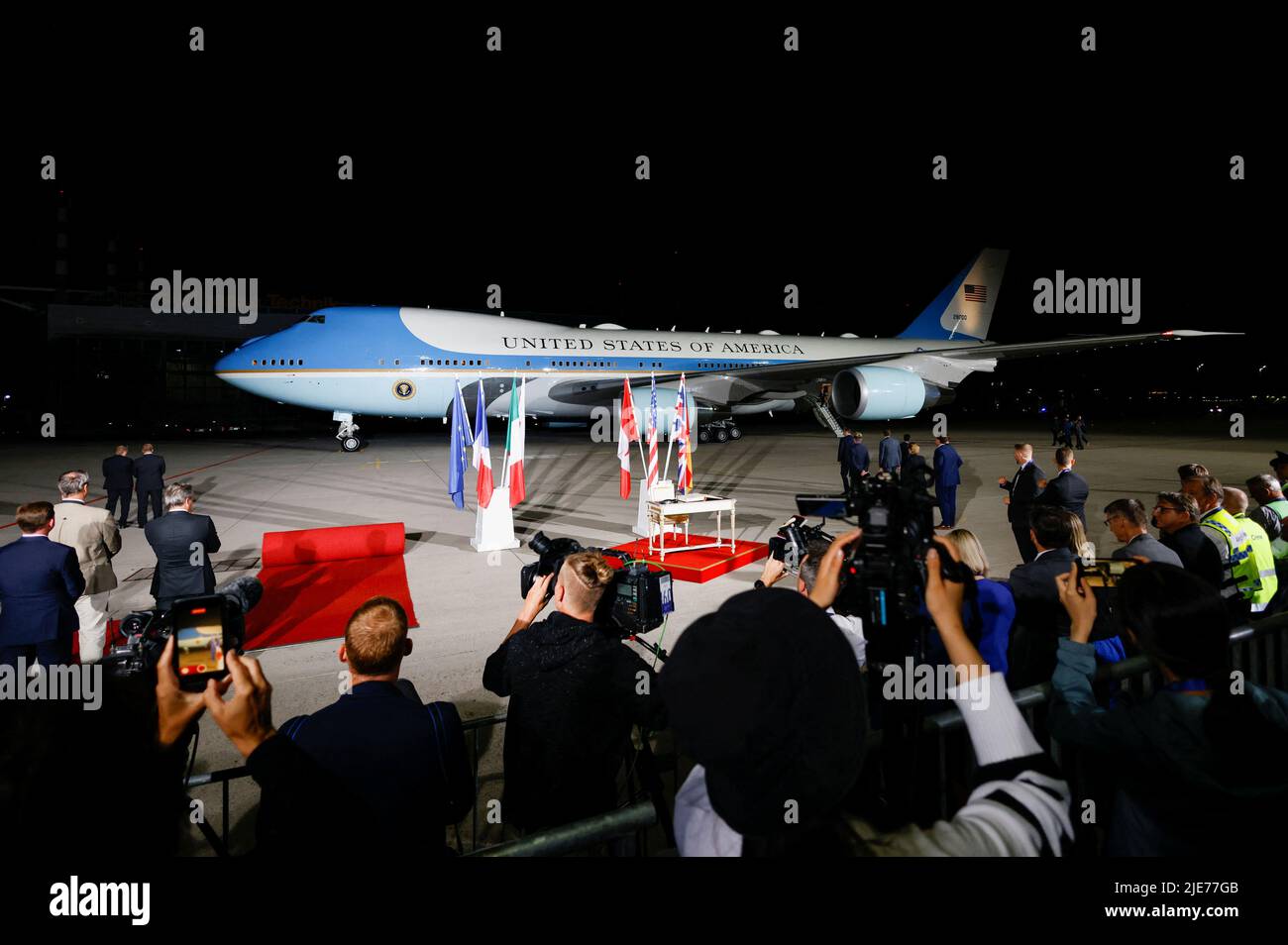 Air Force One, carrying U.S. President Joe Biden, arrives at Franz-Josef-Strauss airport in Munich ahead of the G7 summit, which will take place in the Bavarian alpine resort of Elmau Castle, Germany, June 25, 2022. REUTERS/Michaela Rehle Stock Photo