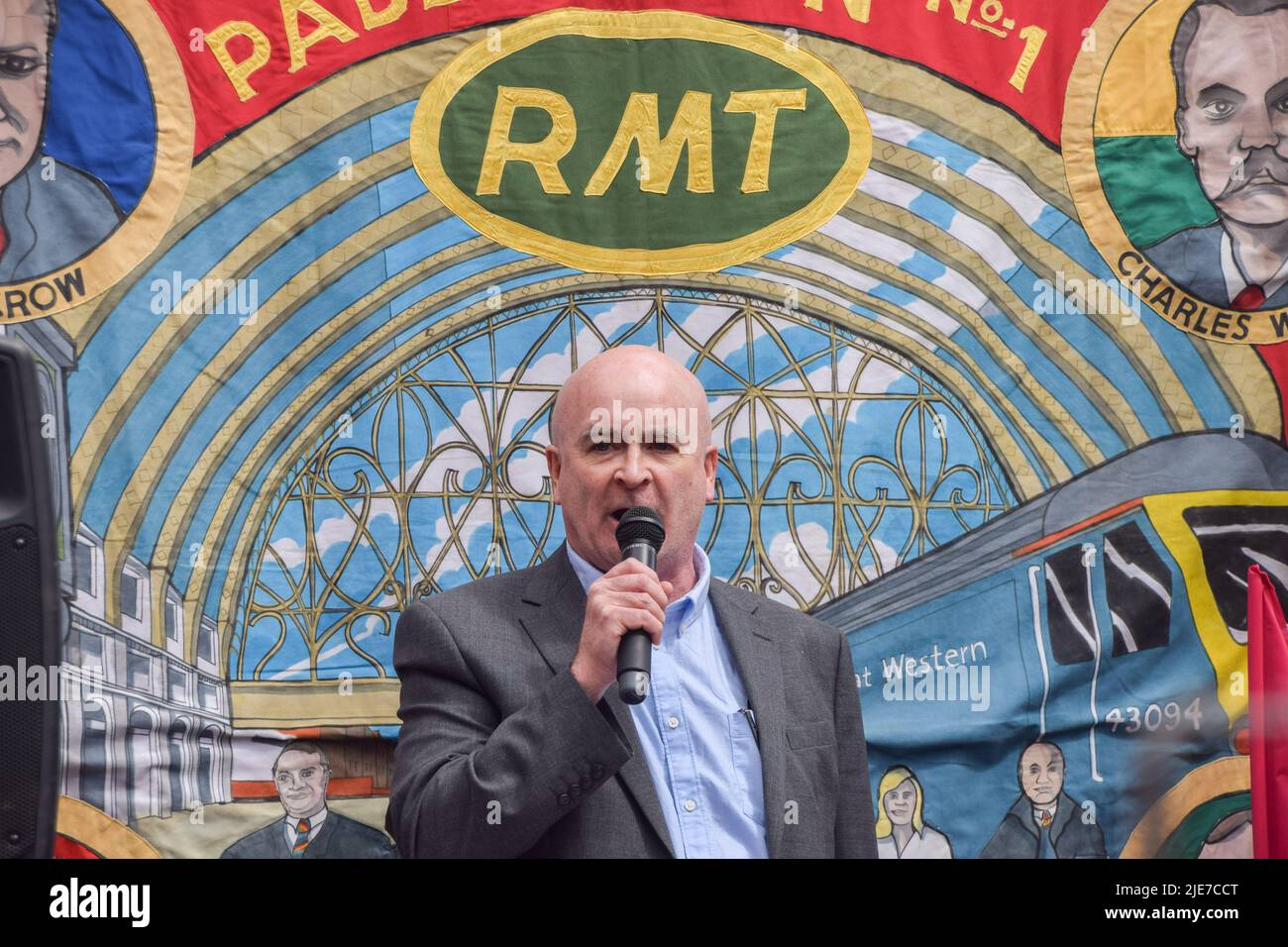 London Uk 25th June 22 Rmt Union General Secretary Mick Lynch Speaks During The Rally Outside King S Cross Station Hundreds Of Rail Workers And Various Trade Unions Staged A Rally On The