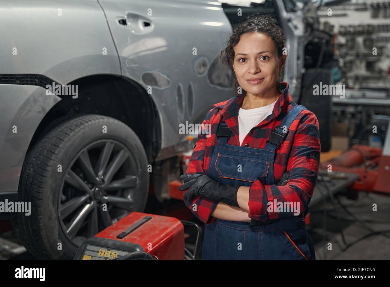 Woman auto mechanic doing hi-res stock photography and images - Alamy