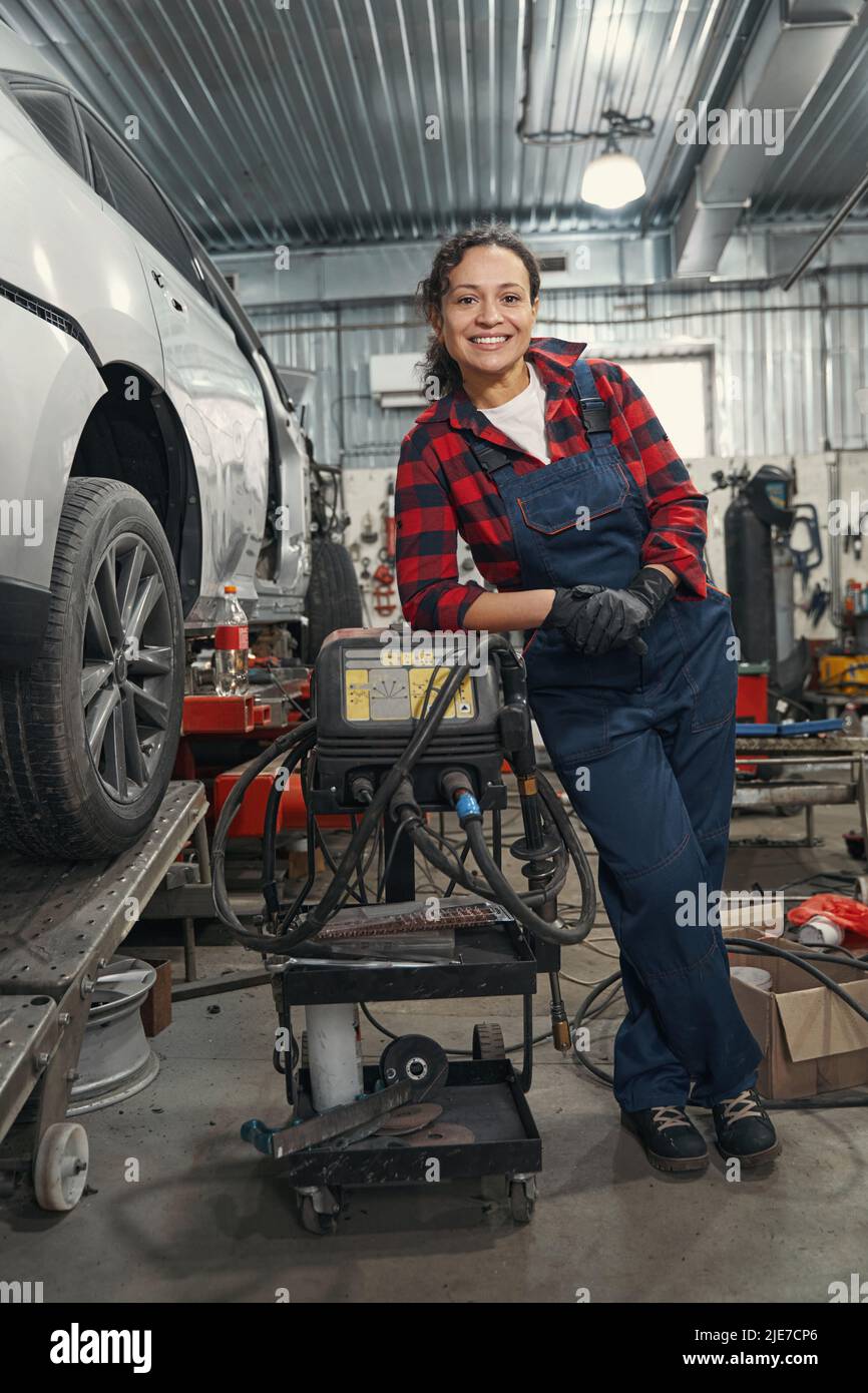 Woman auto mechanic doing hi-res stock photography and images - Alamy