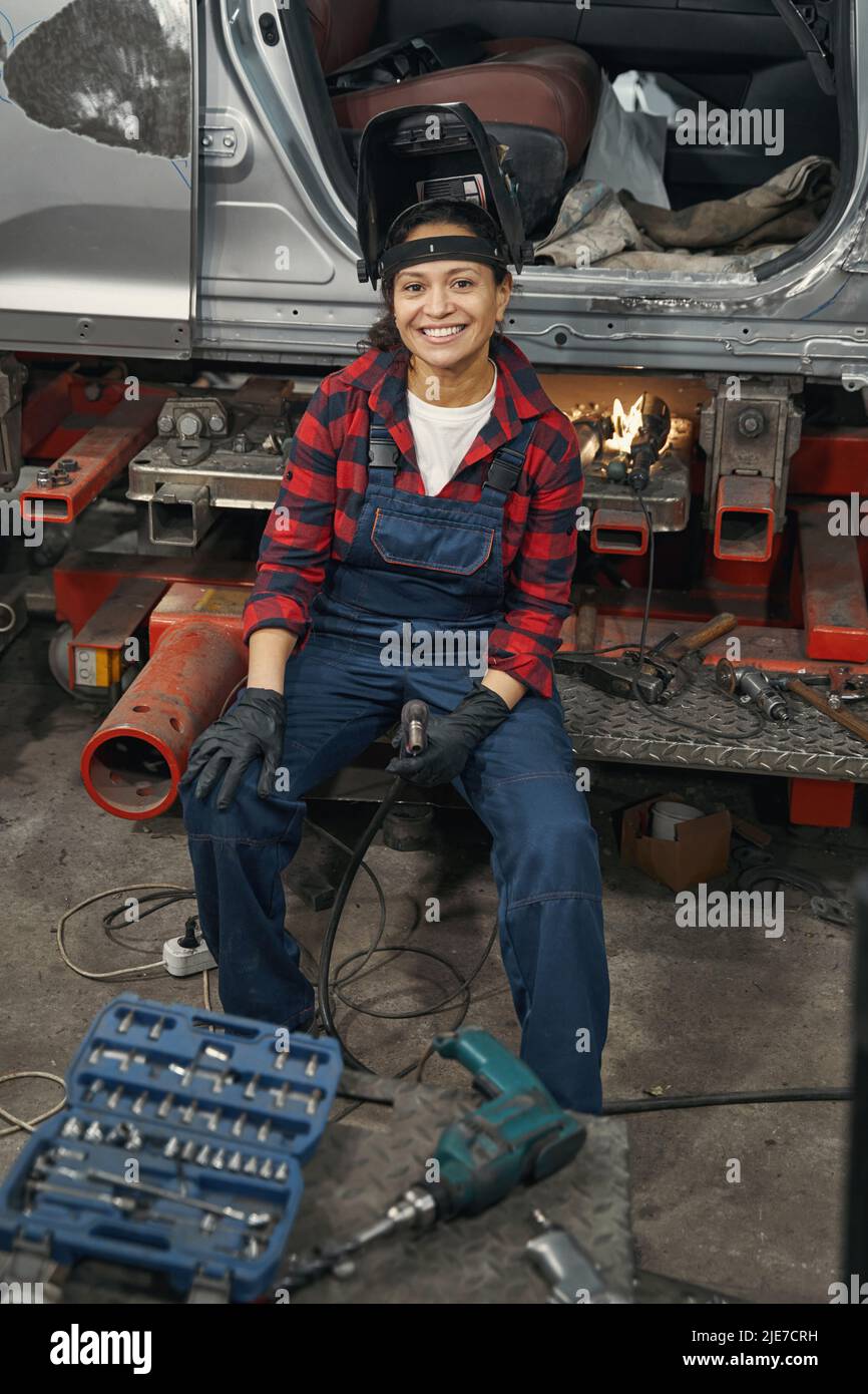 Woman auto mechanic doing hi-res stock photography and images - Alamy