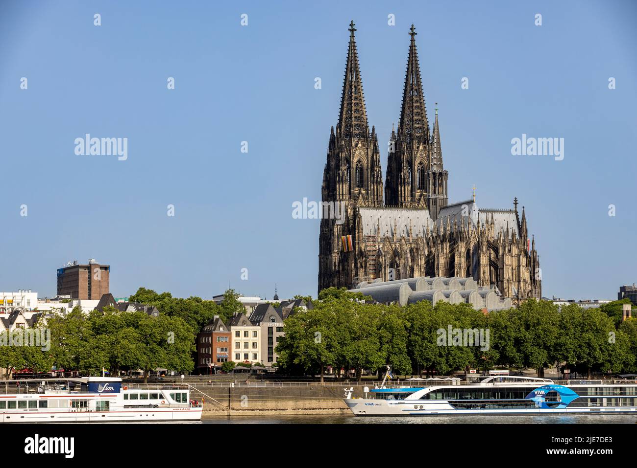 Cologne Cathedral majestically rising above city skyline Stock Photo ...