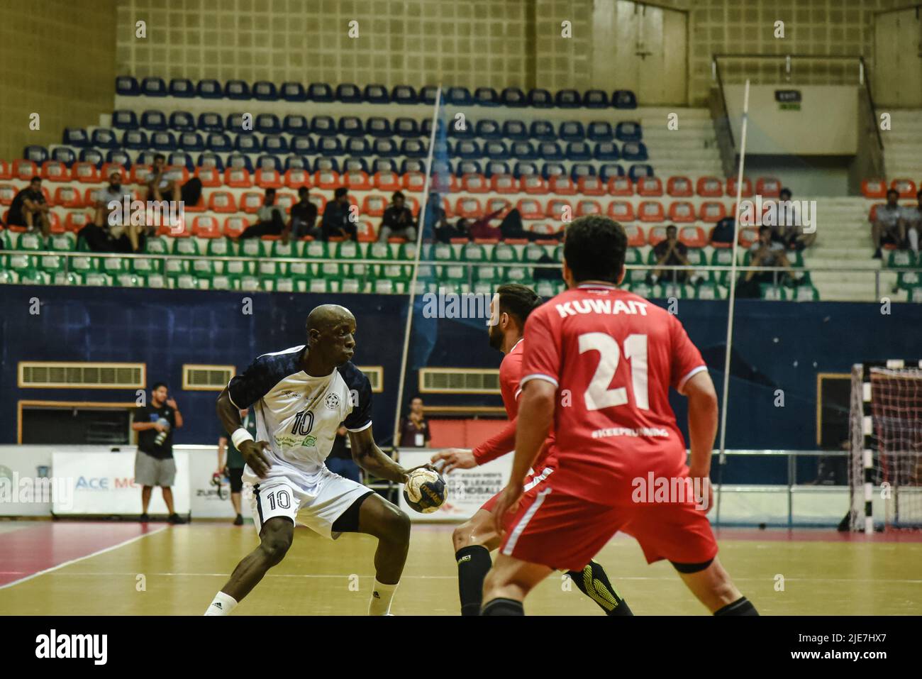 Hyderabad, Telangana, India. 25th June, 2022. 24th Asian Mens Club League Champion Day 4 of Preliminary round 4 group b match between AL Najma vs AL Kuwait.AL Najma beats Al Kuwait by one margian of goal .Final score AL Najma 30 - Al Kuwait 29. (Credit Image: © Varun Kumar Mukhia/Pacific Press via ZUMA Press Wire) Stock Photo