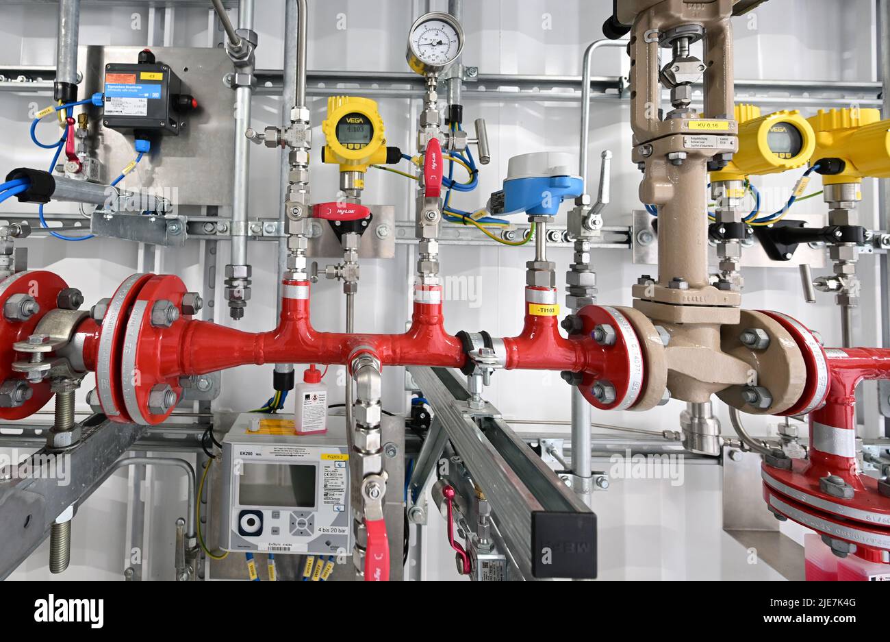 23 June 2022, Baden-Wuerttemberg, Öhringen: Measuring equipment and piping  in a gas distribution center. The distribution network operator Netze BW is  entering a decisive phase with a pilot project to supply gas