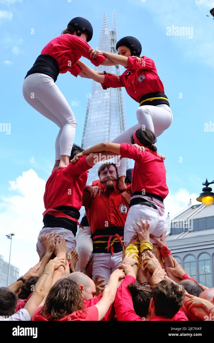 London, UK, 25th June, 2022. The Castellers of London performed in celebration of Sant Joan's Day (Saint John) and as part of the Great Get Together Bankside, inspired by the legacy of the late MP Jo Cox. The practice of forming human towers - or castells dates back over 200 years in Catalonia and is classified by UNESCO as a part of Intagible World Heritage. Credit: Eleventh Hour Photography/Alamy Live News Stock Photo